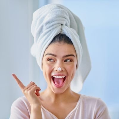 Mujer feliz limpieza facial